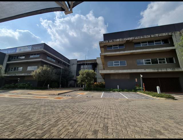 7,296M² OFFICE FOR SALE IN LONGMEADOW